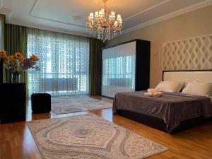巴库Park Azure Residence的一间卧室配有一张床和一个吊灯