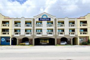 塔穆宁Days Inn Guam - Tamuning的一座大型建筑,上面有戴维斯旅馆标志
