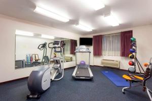 西塔科西雅图/西塔国际机场戴斯酒店的一间设有跑步机和举重器材的健身房的客房