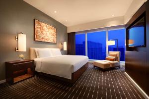 澳门澳门君悦酒店的酒店客房设有一张床和一个大窗户
