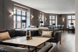 兰讷斯康优兰贝斯特韦斯特普拉斯酒店的带沙发和桌子的客厅以及酒吧。