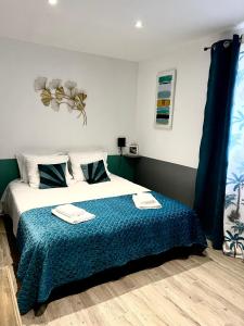 博尼法乔A Santa Trinita的一间卧室配有一张带蓝色毯子的床
