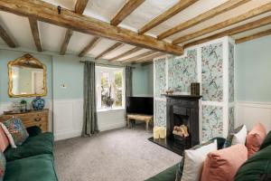 唐克斯特The Laurel Cottage的客厅设有壁炉和绿色沙发。