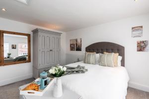唐克斯特The Laurel Cottage的卧室配有白色的床和镜子