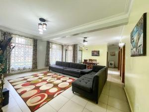 基加利MyPlace Suites的带沙发和地毯的客厅