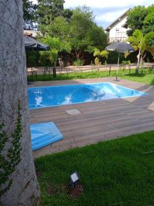 博尼图普萨达迪亚曼特旅馆的树旁庭院中的游泳池