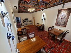 希瓦Islam Khodja的客厅设有桌椅和天花板。
