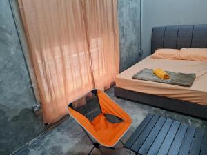芙蓉Lot 85 Seremban Town New Cozy Homestay Lobak的小房间设有一张床和一把椅子