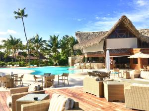 蓬塔卡纳卡耶纳海滩VIK全包酒店的一个带游泳池和桌椅的度假酒店