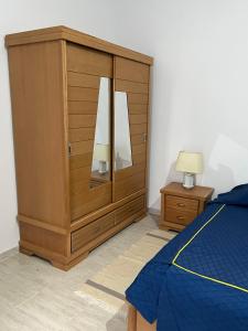莫纳斯提尔Dar Lilia Monastir的一间卧室配有木制橱柜和一张床