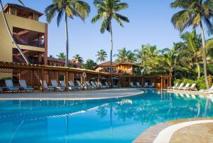 蓬塔卡纳卡耶纳海滩VIK全包酒店的棕榈树度假村前的游泳池