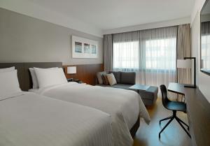 雅典雅典万豪酒店的酒店客房,设有两张床和一张沙发