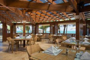 蓬塔卡纳卡耶纳海滩VIK全包酒店的一间设有桌椅的海洋餐厅