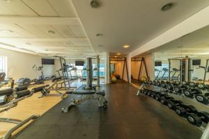 迪拜Exquisite Dubai's Urban Living in the City Centre的健身房,配有数台跑步机和许多机器