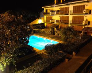 Apartamento con piscina L' Áncora内部或周边的泳池