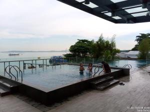 巴淡岛中心Grezia at residence的水中一个有三个孩子的游泳池