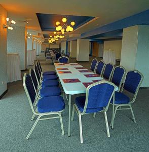 杜普尼察里拉酒店的一间会议室,配有长桌子和蓝色椅子