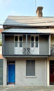 悉尼Coco’s Abode的拥有蓝色门和阳台的房子