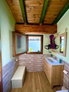 夸科斯德尤斯特Casa Rural Juan de Austria的一间带水槽和窗户的小浴室