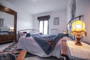 Sant’AngeloPassiflora House - Basilicata的一间卧室配有一张带台灯的床铺,