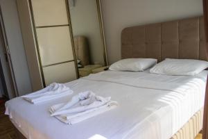 CeditVacation home with private pool, Fethiye, Oludeniz的一张带两张白色毛巾的床