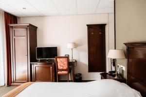 卢特伦德伦特斯波尔酒店的一间酒店客房,配有一张床和一台电视
