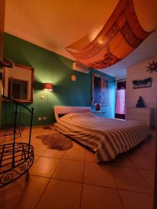 阿尔布费拉T1 Falesia的一间卧室设有一张床和绿色的墙壁