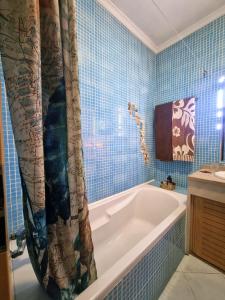 阿尔布费拉T1 Falesia的带浴缸和淋浴帘的浴室