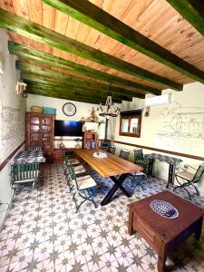 夸科斯德尤斯特Casa Rural Juan de Austria的一间用餐室,在房间内配有桌椅