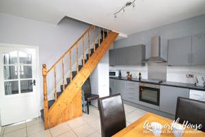 博尔顿Ainsworth House Serviced Accommodation的房屋内的厨房,设有木楼梯