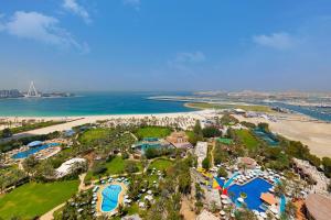 迪拜傲途格精选酒店旗下哈布图尔格兰德度假村的享有度假胜地和海滩的空中景致