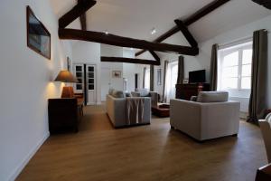 DamblainvilleChâteau du Mesnil Soleil , gites et chambres d'hôtes的客厅配有白色家具和木梁。