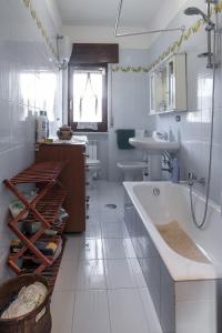 Sant’AngeloPassiflora House - Basilicata的白色的浴室设有浴缸和水槽。