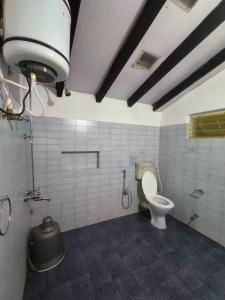 马迪凯里Coorg Daffodil Guesthouse的一间带卫生间和淋浴间的浴室