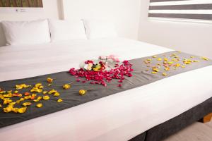 波哥大Hotel Montefiore的一张床上放着一束鲜花
