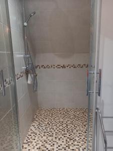 TourtoiracLES TALOCHES的浴室里设有玻璃门淋浴
