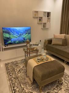 吉达luxury apartment - Prince majed park的带沙发和平面电视的客厅