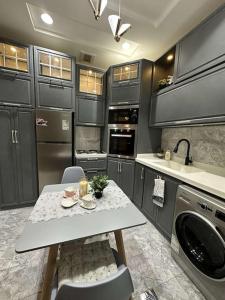 吉达luxury apartment - Prince majed park的厨房配有桌椅和水槽