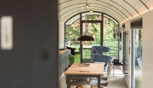 斯塔德特罗恩LokoMotel-Waggon, Luxus Appartment im Eisenbahnwaggon的一间带桌子和两把椅子的用餐室