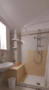 卡普里Villetta Rosetta的带淋浴和盥洗盆的浴室