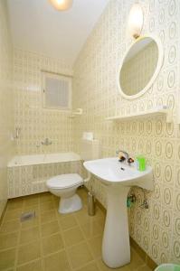格拉达茨Lui的一间带水槽、卫生间和镜子的浴室