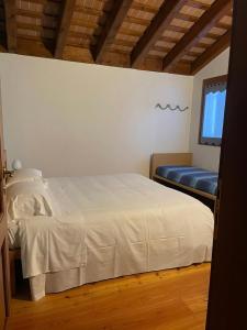 斯特拉Bed and Breakfast Ca’ Pisani的卧室配有白色的床和窗户。