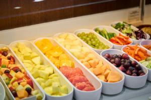 巴塞罗那加泰罗尼亚圣家堂酒店的各种水果和蔬菜的自助餐
