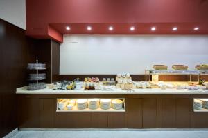 巴塞罗那加泰罗尼亚圣家堂酒店的面包店的陈列箱,有大量食物