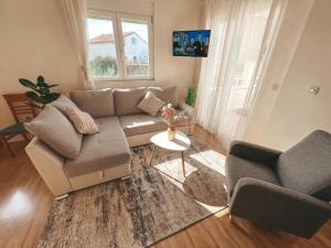 希贝尼克Beach Apartment x2 Bedrooms w Sea View & 2x En-Suites的客厅配有沙发和桌子