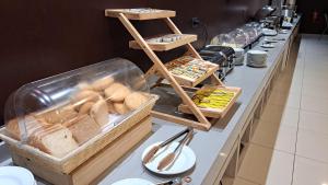 卡斯特鲁Hotel Diego de Almagro Castro的自助面包和其他食品