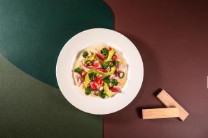 安道尔城Hotel Starc by Pierre & Vacances Premium的桌上的蔬菜,一碗白菜