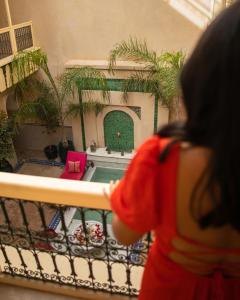 马拉喀什Riad Dar Habiba by Garden Wonders的女人从阳台上看房子的模型