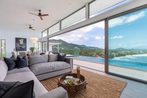 苏梅岛Villa Anushka - Modern luxury villa with picture-perfect sea views的海景客厅