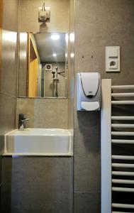 弗罗茨瓦夫Hostel 55 - darmowy parking的一间带水槽和镜子的浴室